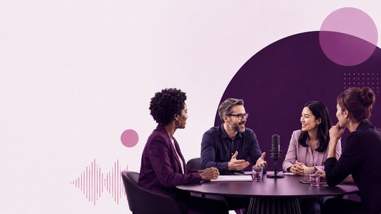 Quattro persone attorno a un tavolo con microfoni durante la registrazione di EmpowHer Podcast
